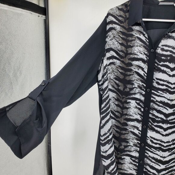 Susan Graver Women's Black and Grey Tiger Print Button Down 3/4 Sleeve Shirt 12 - Picture 4 of 9